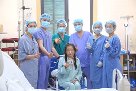Médicos del Hospital de la Amistad Vietnam-Alemania con la paciente que recibió el primer trasplante simultáneo de corazón y pulmón en Vietnam. (Fuente: Hospital)