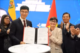 En la ceremonia de firma del documento. (Fuente: VNA)
