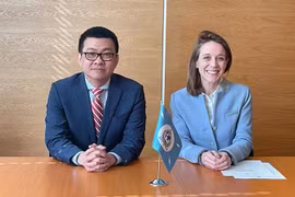 El embajador Vu Le Thai Hoang, representante permanente de Vietnam ante las Naciones Unidas y organizaciones internacionales en Viena, Austria, y la jefa de la Oficina del Observador Permanente de Interpol ante la ONU, Floriane Bacconnier. (Fuente: VNA)