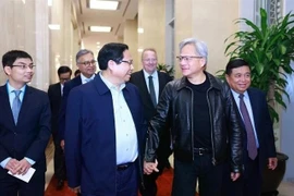 El primer ministro Pham Minh Chinh y el director ejecutivo de Nvidia, Jensen Huang. (Foto: VNA)