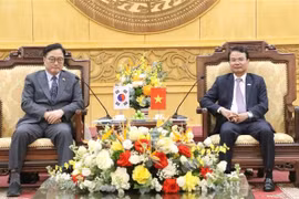 El presidente de la Asamblea Nacional de Corea del Sur, Woo Won Shik, y el secretario del Comité Provincial del Partido, Dang Xuan Phong. (Fuente: VNA)