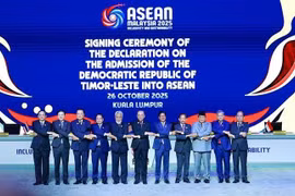 El primer ministro Pham Minh Chinh (cuarto desde la izquierda) y los jefes de delegación posan para una foto de grupo en la ceremonia inaugural de la 47.ª Cumbre de la ASEAN y otras cumbres relacionadas. (Fuente: VNA)