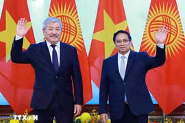 El primer ministro vietnamita, Pham Minh Chinh, (D) y su homólogo de Kirguistán, Adylbek Kasymaliev. (Fuente: VNA)