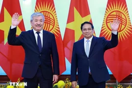El primer ministro vietnamita, Pham Minh Chinh, (D) y su homólogo de Kirguistán, Adylbek Kasymaliev. (Fuente: VNA)