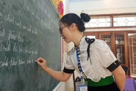 Horario de clases del profesorado de la Escuela Secundaria Pom Lot, provincia de Dien Bien. (Fuente: VietnamPlus)