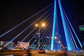 El aspecto vibrante y moderno de Ciudad Ho Chi Minh por la noche. (Fuente: nhandan.vn)