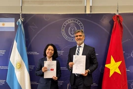 El viceministro de Relaciones Exteriores, Comercio Internacional y Culto de Argentina, Fernando Brun, y la embajadora de Vietnam en Argentina, Ngo Minh Nguyet, en el evento. (Fuente: VietnamPlus)