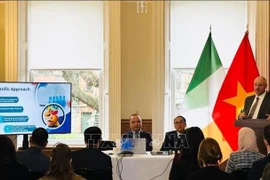 John Cullen, director general de Auranta (Irlanda), grupo agrícola y de alimentación animal, presenta tecnologías y productos respetuosos con el medio ambiente adecuados para las necesidades de la transición verde de Vietnam. (Fuente: VNA)