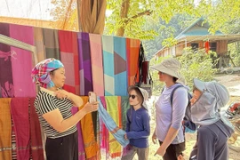 Los brocados artesanales de la aldea de Lan Ngoai son populares entre los turistas, especialmente los extranjeros, que los compran como souvenirs. (Fuente: VNA)