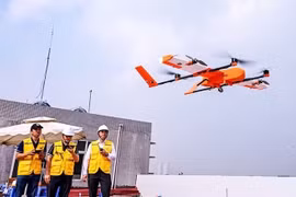 El Hospital General Duc Giang y la Corporación General de Correos de Vietnam han coordinado la implementación del modelo “Aplicación de drones en el transporte médico”. (Fuente: https://hanoimoi.vn/)