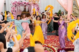 Actores indios durante una escena de rodaje en Vietnam. (Fuente: nhandan.vn)