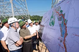 El primer ministro Pham Minh Chinh inspecciona el avance de la construcción del proyecto de la línea de transmisión de 500 kV Lao Cai - Vinh Yen. (Fuente: VNA)