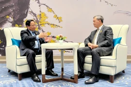 El primer ministro vietnamita, Pham Minh Chinh, con su homólogo camboyano, Hun Manet. (Fuente: VNA)