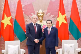El presidente de la Asamblea Nacional (Parlamento) de Vietnam, Tran Thanh Man, y Igor Sergeenko, titular de la Cámara de Representantes de Bielorrusia. (Fuente: VNA)