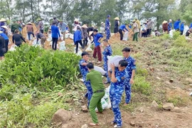 La provincia de Ha Tinh ha movilizado a cientos de militares, policías, guardacostas y residentes locales para reforzar urgentemente el dique de Hoi Thong. (Fuente: VNA)