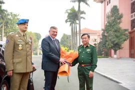 El teniente general Hoang Xuan Chien, miembro del Comité Central del Partido Comunista de Vietnam, miembro de la Comisión Militar Central y viceministro de Defensa Nacional, con el viceministro de Defensa de Polonia, Pawel Bejda. (Fuente: VNA)