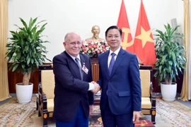 El vicecanciller vietnamita Ngo Le Van y Pedro Oliveira, miembro de la Comisión de Relaciones Internacionales del Partido Comunista de Brasil (PCdoB) y secretario general de la Asociación de Amistad Brasil–Vietnam. (Fuente: VNA)