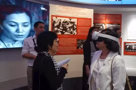 Delegados en un espacio interactivo que incorpora tecnología digital en el Museo de los Vestigios de la Guerra. (Fuente: nhandan.vn)