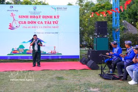 Miembros del club de “Don ca tai tu” de la Asociación de Turismo de la provincia de Tay Ninh interpretan en el barrio de Binh Minh, provincia de Tay Ninh. (Fuente: VNA)
