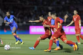 En un partido internacional de fútbol entre la selección de fútbol de Vietnam (uniforme rojo) y la selección de India (uniforme azul) en Ciudad Ho Chi Minh. (Fuente: VNA)
