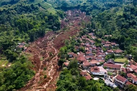 Una vista aérea muestra la escena de un deslizamiento de tierra en la aldea de Condong en Bandung, provincia de Java Occidental, el 7 de diciembre de 2025 (Fuente: AFP)