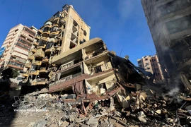 Escenas de destrucción tras los ataques aéreos de Israel contra la zona de Aisha Bakkar, en el centro de Beirut, Libano. (Fuente: VNA)