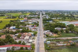 La carretera nacional 22B, la ruta principal que conecta Ciudad Ho Chi Minh con la puerta fronteriza internacional de Moc Bai, provincia de Tay Ninh, no ha satisfecho las necesidades de transporte, a la espera de la Autopista de Ciudad Ho Chi Minh. (Fuente: VNA)