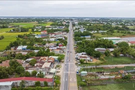 La carretera nacional 22B, la ruta principal que conecta Ciudad Ho Chi Minh con la puerta fronteriza internacional de Moc Bai, provincia de Tay Ninh, no ha satisfecho las necesidades de transporte, a la espera de la Autopista de Ciudad Ho Chi Minh. (Fuente: VNA)