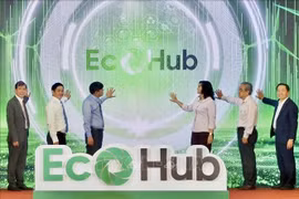 Delegados realizan la ceremonia de inauguración del primer centro de comercio electrónico B2B "verde" de Vietnam. (Fuente: VNA)