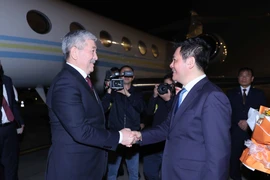 Nguyen Hong Dien, ministro de Industria y Comercio de Vietnam, saluda al primer ministro de la República de Kirguistán, Adylbek Kasimalyev, en el aeropuerto de Noi Bai, Hanoi. (Fuente: VNA)