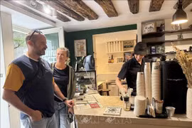Los clientes franceses acuden a PHIN MI para disfrutar de un café con un intenso sabor vietnamita. (Fuente: VNA)