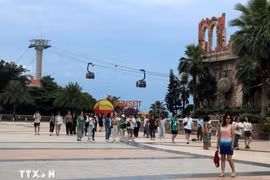 Los turistas visitan y experimentan el teleférico Hon Thom en Phu Quoc. (Fuente: VNA)