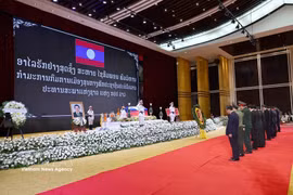 La delegación de alto nivel del Partido y el Estado de Vietnam, encabezada por Tran Thanh Man, miembro del Buró Político y presidente de la Asamblea Nacional, acude a rendir homenaje a Xaysomphone Phomvihane, miembro del Buró Político y presidente de la Asamblea Nacional de Laos. (Fuente: VNA)