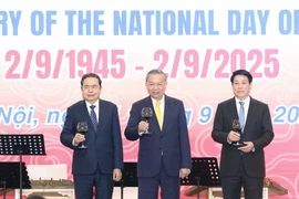 El secretario general del Partido Comunista de Vietnam, To Lam; el presidente de Vietnam, Luong Cuong; y el presidente de la Asamblea Nacional, Tran Thanh Man, en el evento. (Fuente: VNA)