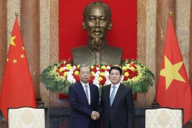 El presidente de Vietnam, Luong Cuong, recibe a Zhao Leji, miembro del Comité Permanente del Buró Político y presidente de la Asamblea Popular Nacional de China. (Fuente: VNA)