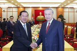 El secretario general del Partido Comunista de Vietnam, To Lam, mantiene un encuentro con el presidente del Partido Popular de Camboya, Hun Sen. (Fuente: VNA)