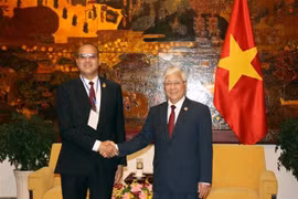 El miembro de Buró Político, secretario del Comité Central del PCV y presidente del Comité Central del Frente de la Patria de Vietnam, Do Van Chien, y el miembro del Buró Político de FLN, Bensalem Mohamed. (Fuente: VNA)