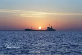 Un petrolero anclado frente a la isla de Qeshm, en el estrecho de Ormuz. (Fuente: Middle East Eye/VNA)