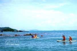 Los turistas en la zona costera del archipiélago Hai Tac. (Fuente: VNA)