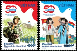Habitantes de Ciudad Ho Chi Minh interesados en comprar sellos conmemorativos por 50 años de la Reunificación de Vietnam