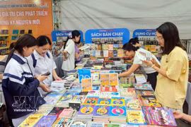 Las exposiciones y presentaciones de libros contribuyen a fomentar la lectura en la comunidad. (Fuente: VNA)