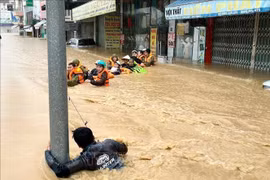 Las autoridades evacuan a los habitantes de Khanh Hoa a un lugar seguro. (Fuente: VNA)