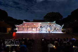 La moderna proyección cartográfica en 3D sobre la antigua arquitectura del Templo de la Literatura recrea la trayectoria de los estudiosos vietnamitas para un amplio público. (Fuente: VNA)
