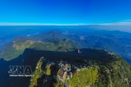 La belleza de Yen Tu reside en la majestuosa y tranquila atmósfera de las montañas y los bosques, combinada con el encanto antiguo y solemne del sistema de pagodas, torres y lugares de meditación zen. (Fuente: VNA)