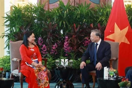 El secretario general del Partido Comunista de Vietnam, To Lam, con Tran Thi Lam, asesora de Shangri-La Healthcare Investment y cofundadora de la empresa medical Hoa Lam Shangri-La. (Fuente: VNA)