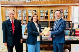 El embajador vietnamita, Duong Hai Hung, entrega libros a la viceministra chipriota de Cultura, Vasiliki Kassianidou. (Fuente: Embajada de Vietnam en Italia, concurrente en Chipre)