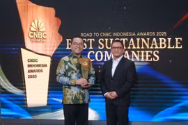 Kariyanto Hardjosoemarto (izquierda), Director General de VinFast Indonesia, recibe el premio en el evento. (Foto: doanhnghiepvn.vn)
