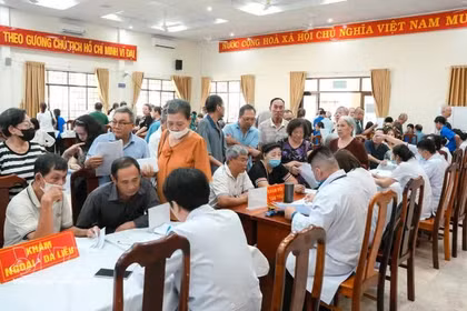 Médicos del Hospital Thong Nhat de Ciudad Ho Chi Minh realizan chequeos médicos gratuitos para beneficiarios de políticas sociales, personas con méritos revolucionarios y sus familiares en el barrio de Vung Tau. (Foto: VNA)