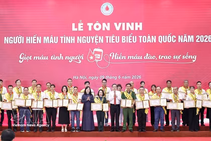 El presidente de la Asamblea Nacional de Vietnam, Tran Thanh Man, y la ministra de Salud, Dao Hong Lan, honran a donantes voluntarios de sangre más destacados a nivel nacional en 2026. (Foto: VNA)