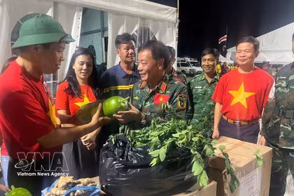 El embajador de Vietnam en Venezuela, Vu Trung My, entrega suministros de primera necesidad a los rescatistas en sus campamentos de campaña. (Foto: VNA)